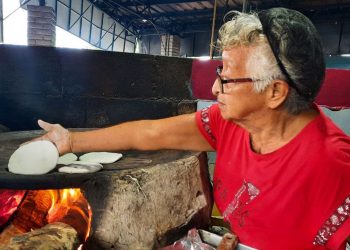 Más de 60 años preparando el original sabor de las pupusas de comal en Olocuilta