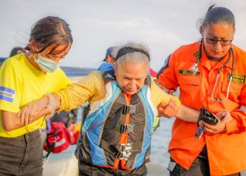Rescatan a cuatro personas tras vuelco de una lancha en el Lago de Ilopango