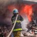 Bomberos trabajan en extinción de incendio en vivienda en San Salvador
