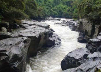 Autoridades buscan a Policía salvadoreño desaparecido en río de Colombia