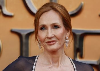 J.K. Rowling, autora de «Harry Potter», lanza servicio de ayuda para víctimas de violencias sexuales