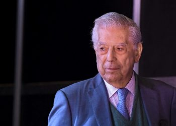 Vargas Llosa destaca que una mujer esté al mando de Perú tras fracasar autogolpe