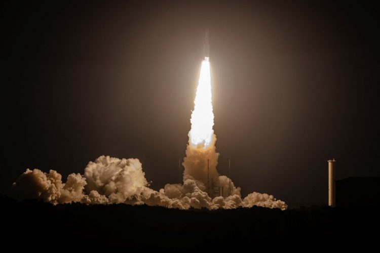This photograph taken on September 7, 2022, shows Arianespace's Ariane 5 rocket with EUTELSAT Konnect VHTS (Very High Throughput Satellite) satellite onboard lifting up from the launchpad, at the Europes Spaceport, at the Guiana Space Center in Kourou, French Guiana. - The satellite should provide high-speed Internet access throughout Europe, particularly in isolated regions with poor coverage, offering a service comparable to fiber optic networks in terms of performance and costs, as with speed of 500 Gbps it is said to reduce the digital divide on the Old Continent and meet the broadband connectivity needs of fixed and mobile telecommunications networks on land, sea and air. (Photo by jody amiet / AFP)