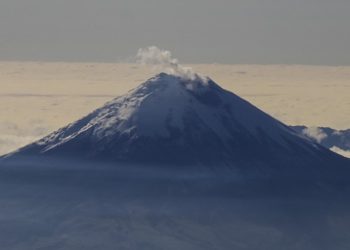 Volcán Cotopaxi expulsa nube de ceniza que alcanza a Quito