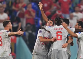 Suiza se clasifica a octavos del Mundial al ganar 3-2 a Serbia