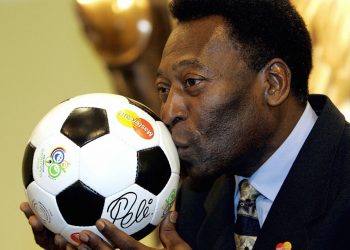 Familiares de Pelé lo acompañan en el hospital en la víspera de Navidad