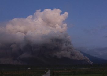 Indonesia evacúa a cerca de 2,000 personas por la erupción del volcán del Monte Semeru