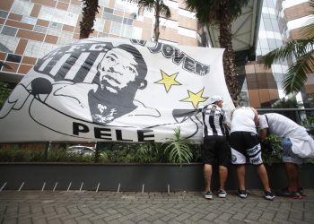 En la cuna deportiva de Pelé, admiración por el astro hospitalizado