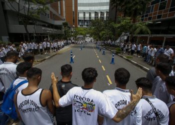 Hinchas se congregan para rezar por el «Rey» Pelé en clínica donde sigue hospitalizado