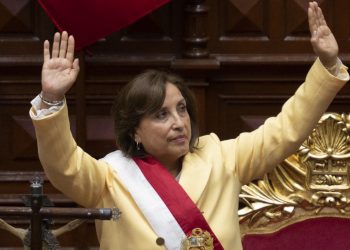 Congreso pide a presidenta de Perú anunciar gabinete