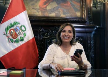 Dina Boluarte, nueva presidenta de Perú, no descarta elecciones anticipadas