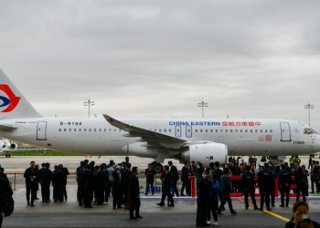 China realiza primera entrega de un avión de pasajeros de fabricación propia