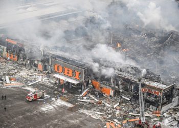 Un muerto en enorme incendio en un centro comercial cerca de Moscú