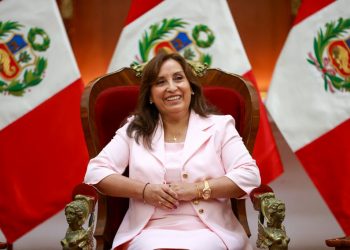 Presidenta de Perú anuncia gabinete para aplacar crisis política