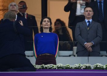 La ministra francesa de Deportes luce en Qatar una camisa con mangas arcoíris
