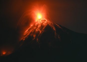 Volcán de Fuego, en Guatemala, entra en erupción