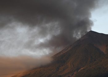 Cierran ruta en Guatemala por erupción de volcán de Fuego