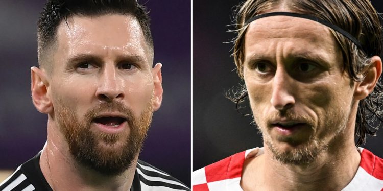 Argentina jugará contra Croacia en el partido de semifinales de fútbol de la Copa Mundial de Qatar 2022 en Doha el 13 de diciembre de 2022. (Photo by Franck FIFE and Ozan KOSE / AFP)