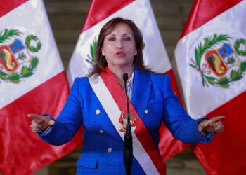 Presidenta de Perú cede ante manifestaciones y propone adelantar elecciones para abril de 2024