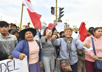 Parlamento de Perú debate adelantar elecciones para atenuar crisis