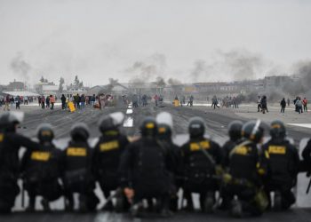 Presidenta de Perú cede ante manifestaciones y propone adelantar elecciones para abril de 2024