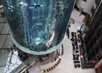 Un acuario gigante estalla en un hotel en el corazón de Berlín