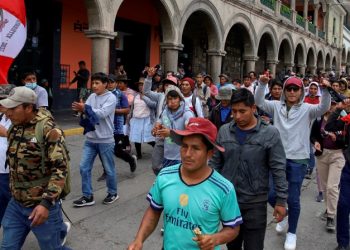 Graves protestas en Perú suman al menos 20 muertos y 500 heridos