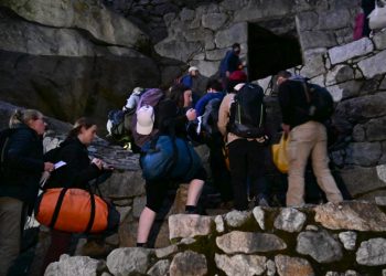 Evacúan a 200 turistas varados en Machu Picchu por protestas en Perú