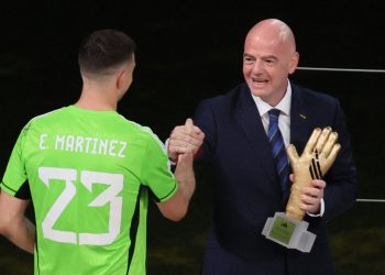 El gesto de Dibu Martínez al ser premiado como mejor portero del Mundial