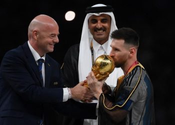 Lionel Messi recibe el Balón de Oro del Mundial de Qatar-2022