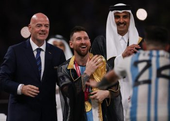 Éxito de ventas en Qatar del «bisht», la túnica negra que lució Messi