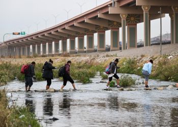 Corte Suprema de EE. UU. mantiene medida que permite bloquear a migrantes en frontera