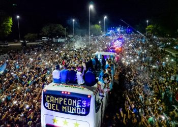 Con Messi a la cabeza, los campeones del mundo llegan como héroes a Argentina