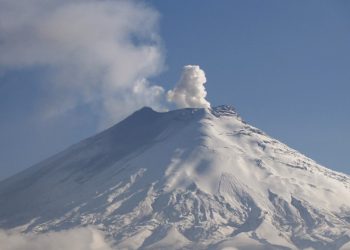 Volcán ecuatoriano Cotopaxi emite gases y ceniza en su proceso eruptivo