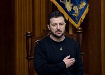 Zelenski firma ley para regular los medios de comunicación que pone en alerta a periodistas de Ucrania