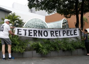 A las puertas del hospital donde murió Pelé, sus seguidores lloran al astro