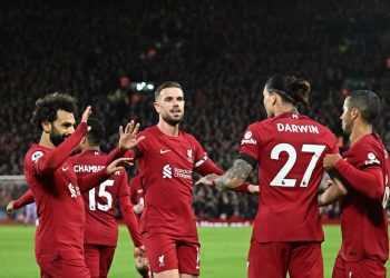 Liverpool remonta ante Leicester y se acerca a zona Champions de la Premier League