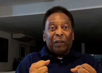 Pelé sigue mejorando pero sin «previsión de alta»
