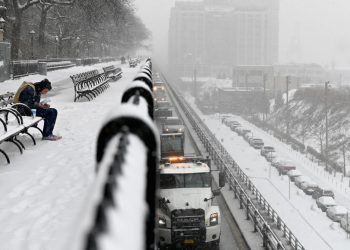 Decenas de migrantes duermen en las frías calles de Nueva York