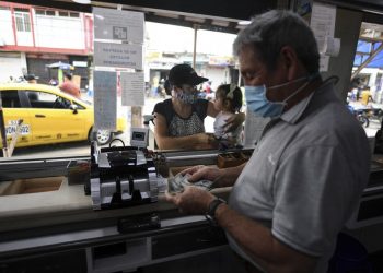 Venezuela anuncia medidas ante la caída del 17% de su moneda