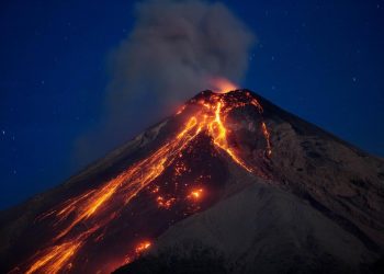 Volcán de Fuego entra en erupción en Guatemala