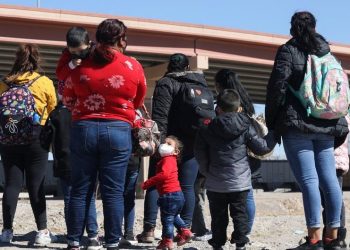 Congresistas piden a Biden extender la norma de expulsión de migrantes