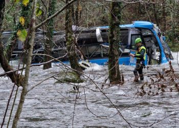 Cuatro muertos tras caída de un autobús en un río en España