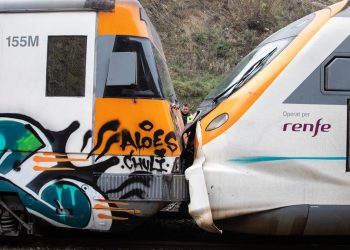 Más de 150 heridos leves al chocar dos trenes cerca de Barcelona