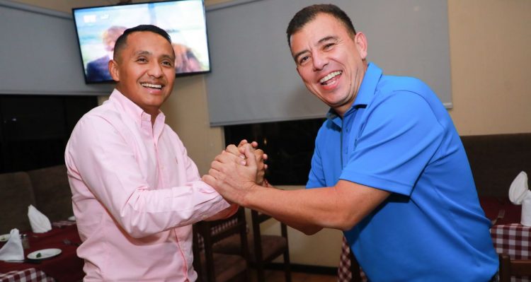 Iván Barton y Joel Aguilar, árbitros mundialistas comparten una postal. Foto: Sofía Mazariego.