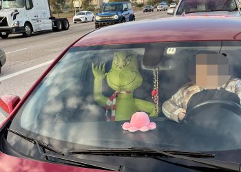 Policía de Arizona multa a conductor por un Grinch inflable