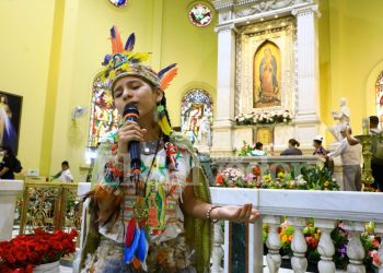 La cantante Meybeli Calderón, de 9 años, llegó desde Cuscatancingo, para dar serenata a la virgen guadalupana en agradecimiento po el don del canto. FOTO/Diego García.