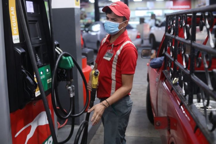 Luis Barrios, director ejecutivo de ASDPP aseguró que solo en diciembre se totalizan 37.5 millones de galones de gasolinas comercializados solo en estaciones de servicio. Foto / Diario El Salvador.