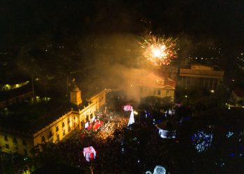 Alcaldía inaugura la iluminación navideña en Santa Ana