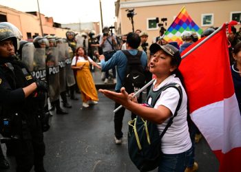 Defensoría de Perú exige a la Fuerza Armada el cese del fuego contra la población